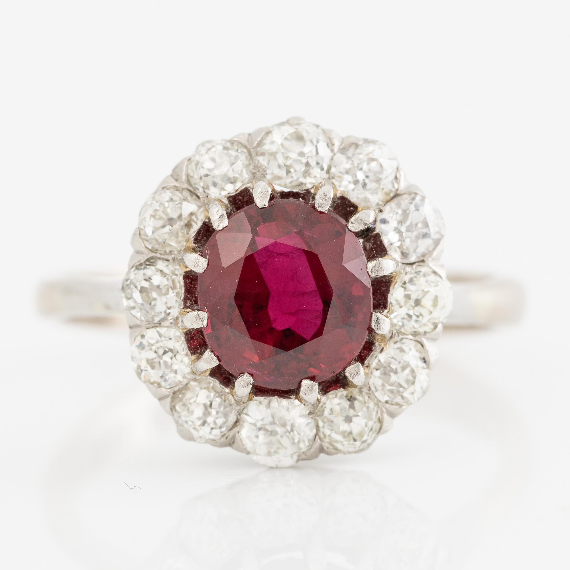 Ring, carved, 18K white gold with a ruby and old-cut diamonds.