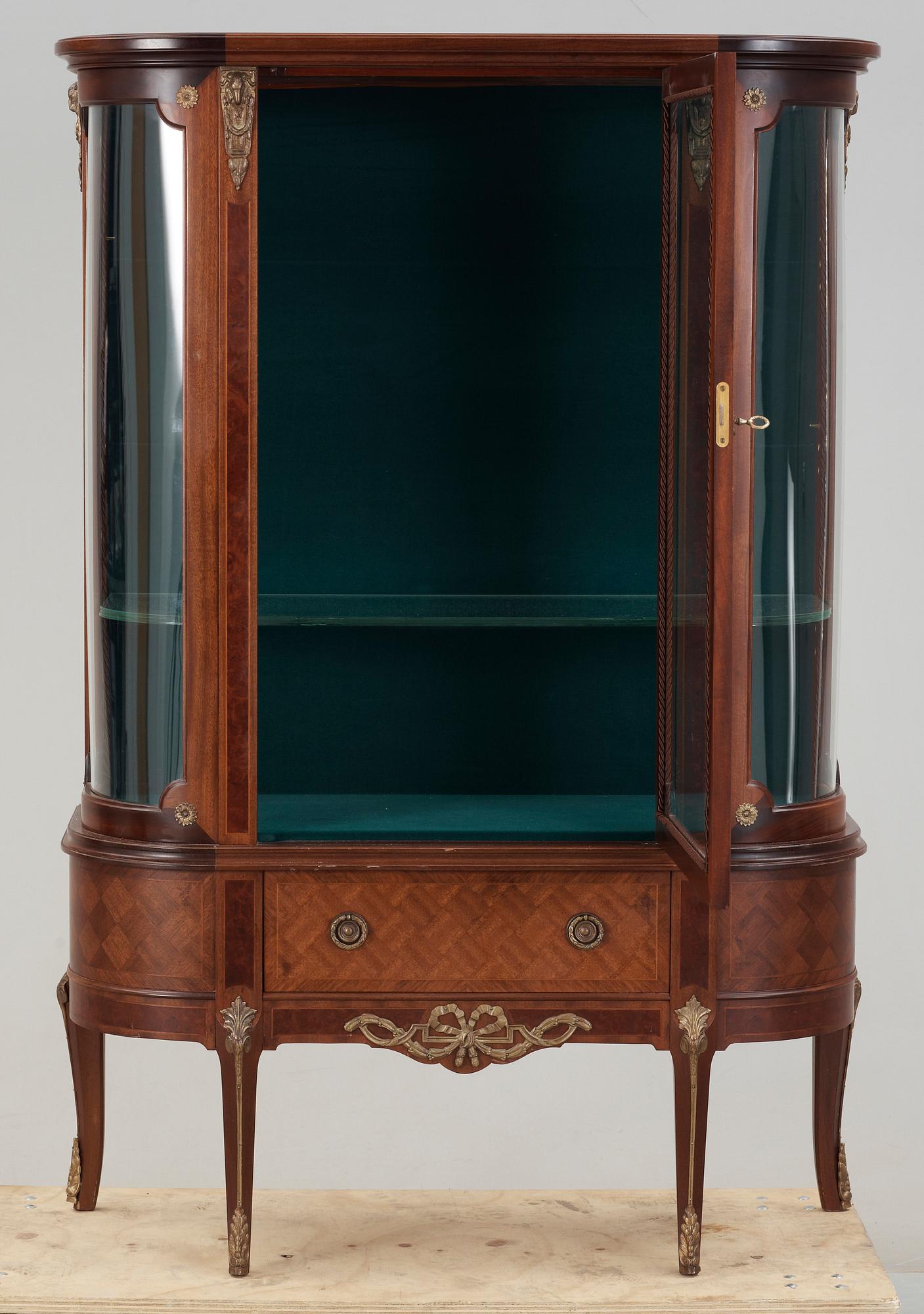 VITRINSKÅP, Louis XVI-stil, 1900-talets mitt.