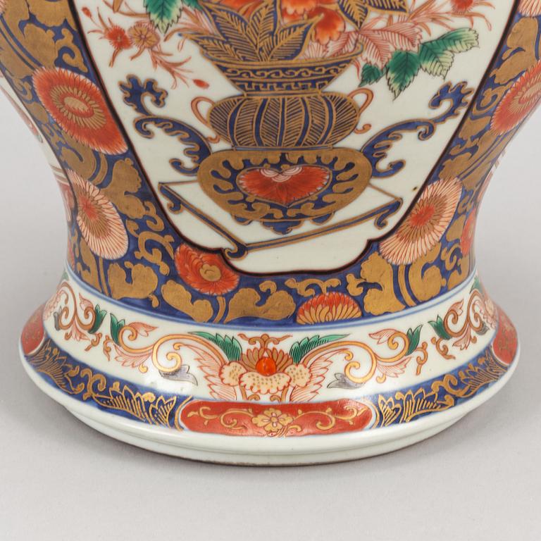 A Japanese imari jar with cover, 20th Century.