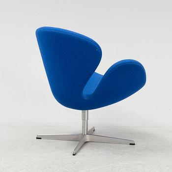 Arne Jacobsen, fåtölj, "Svanen", Fritz Hansen, Danmark, daterad 2005.