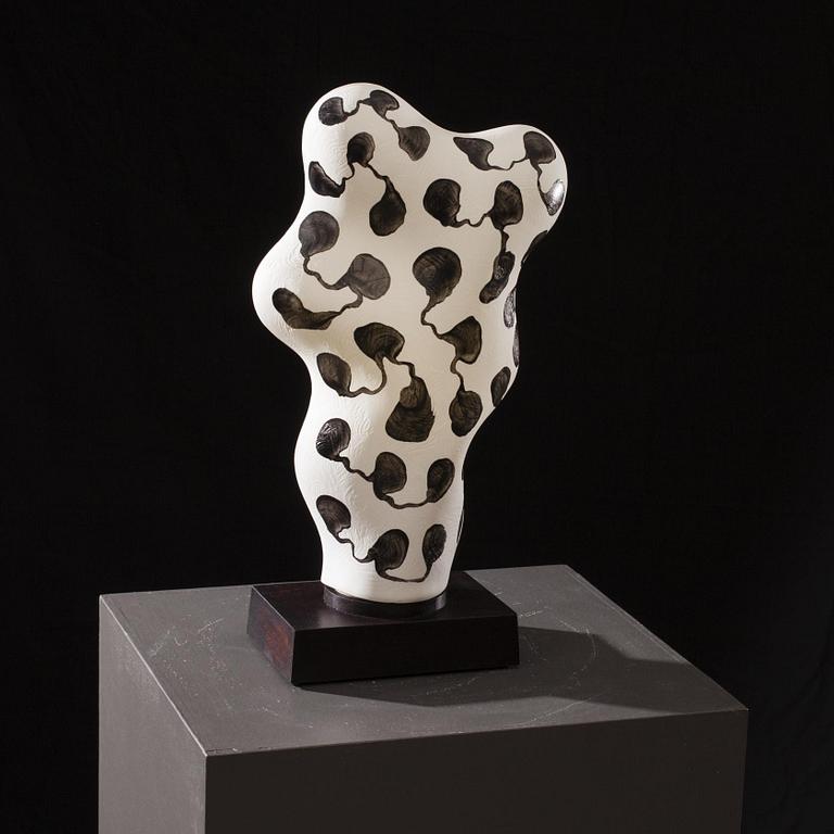 JYRKI VALKOLA
Mamba, 2012. 
Posliini, jalopuu, pleksilasi, lyöntimetalli, 53x30x14 cm.