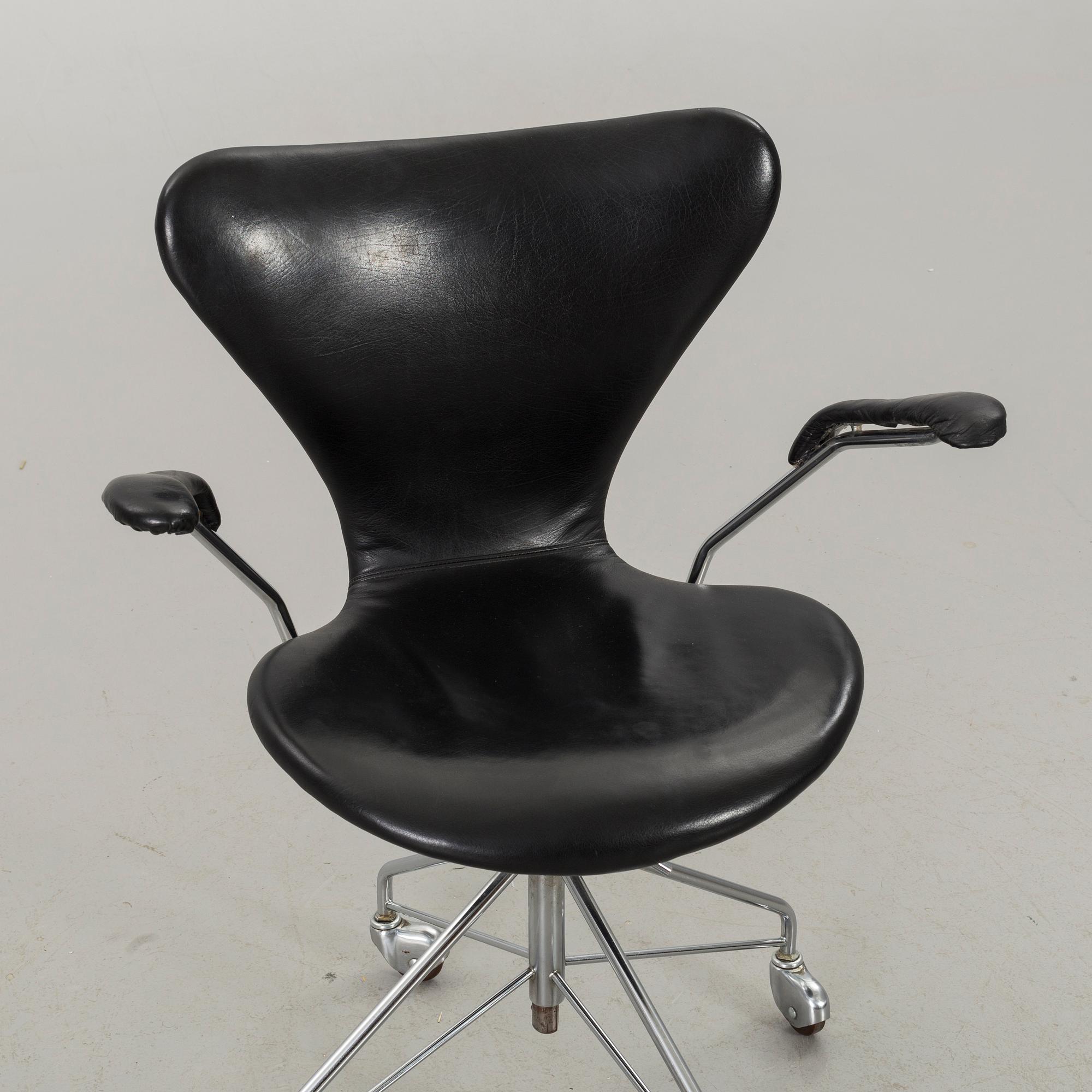 ARNE JACOBSEN, skrivbordsstol, "Sjuan", Fritz Hansen, Danmark 1900-talets senare del.