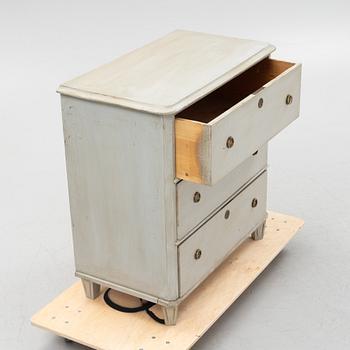 A chest of drawers, early 20th century.