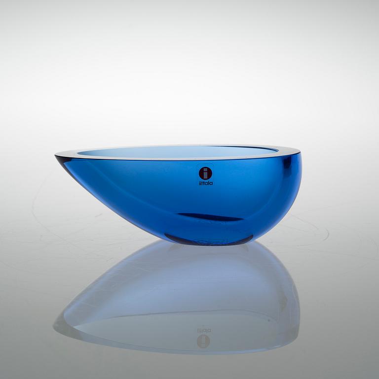 A GLASS BOWL BY KERTTU NURMINEN, signed  Kerttu Nurminen Nuutajärvi.