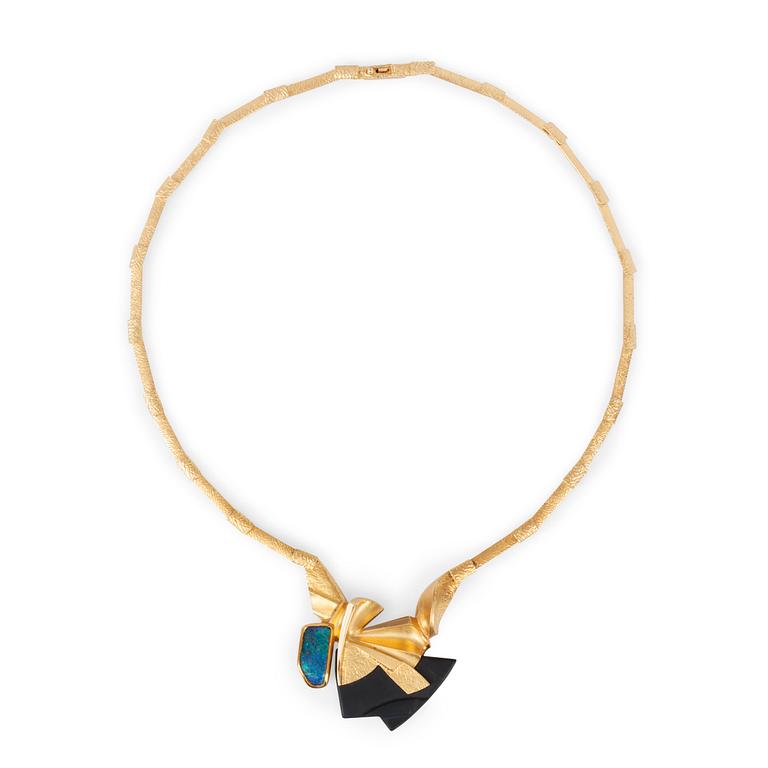 HÄNGSMYCKE, Zoltan Popovits, Lapponia, Finland, 1990, Graverad 1/1 1990 samt 35, 18k guld med opal och onyx. Vikt ca47g.