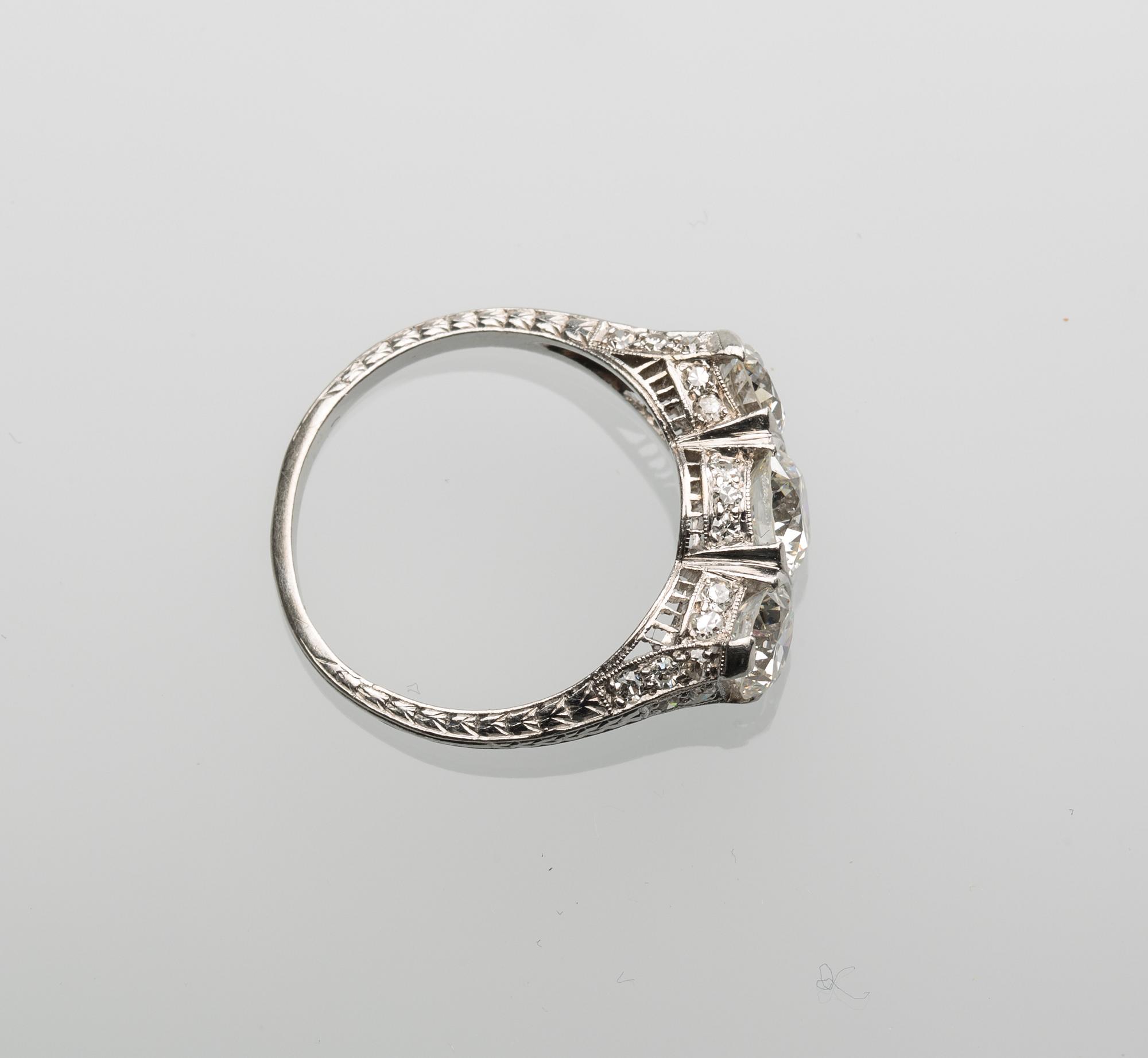 RING, platina med diamanter, totalt ca 2,30 ct. Vikt ca 4,4 g.