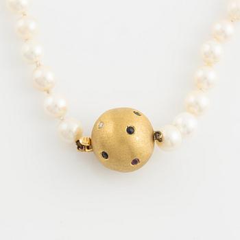 Cultured pearl necklace, clasp 18K gold with small emeralds, rubies, sapphires and brilliant cut diamonds.