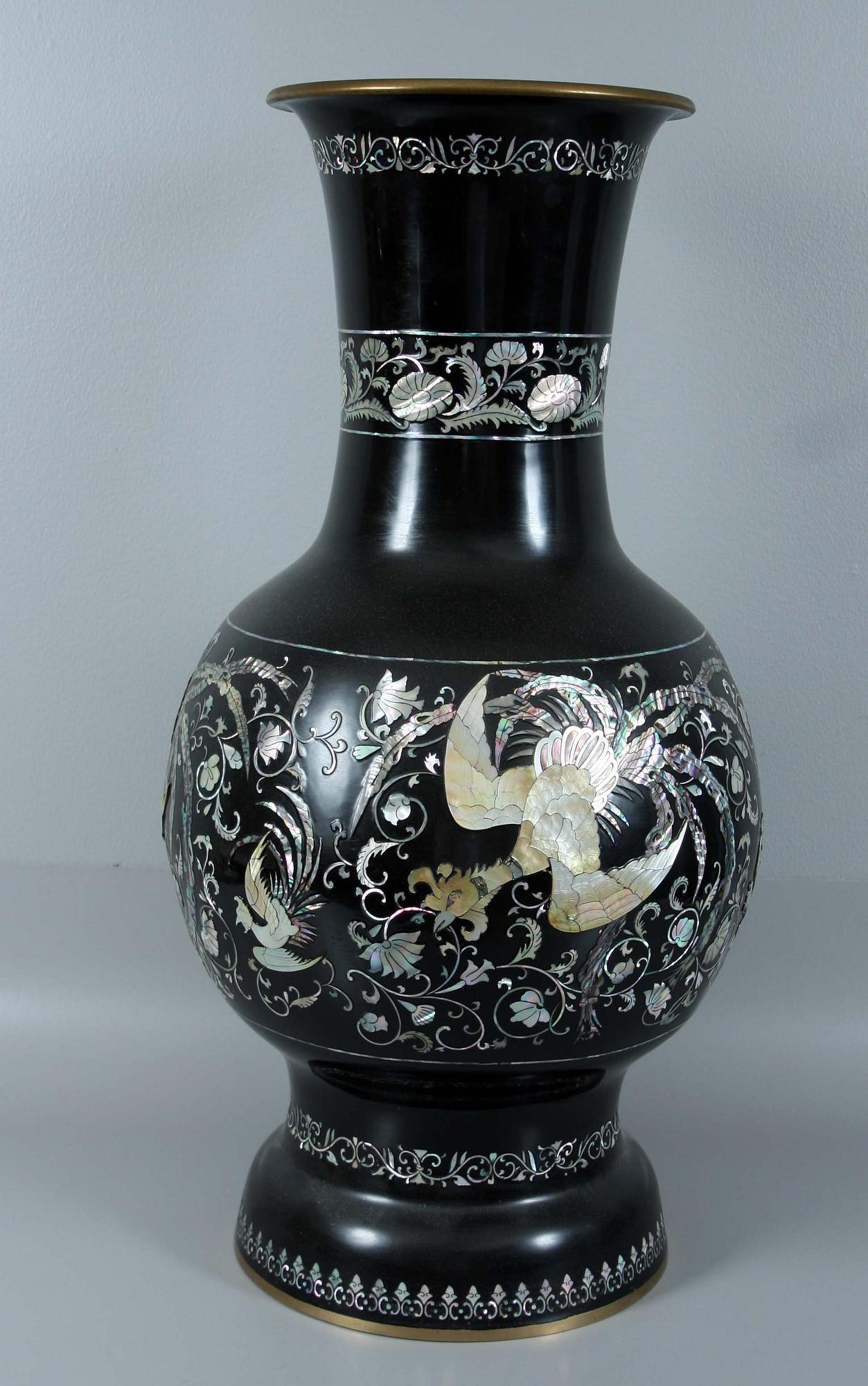 GOLVURNA, svartlackerad mässing, Kina, 1900-tal.