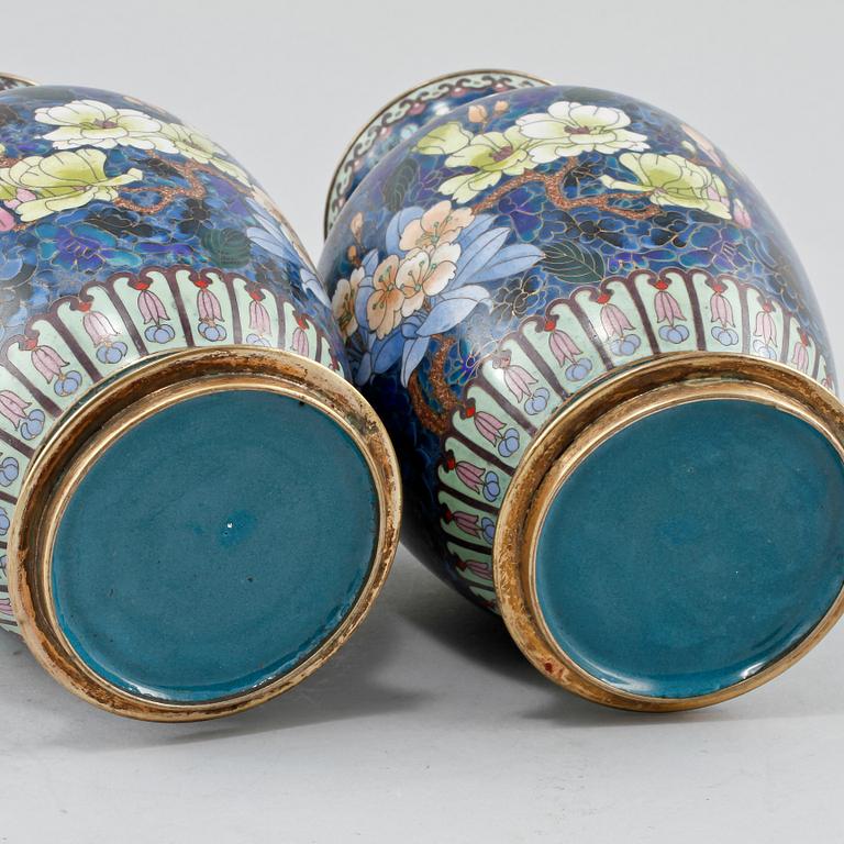 VASER, ett par, cloisonné, 1900-talets andra hälft.