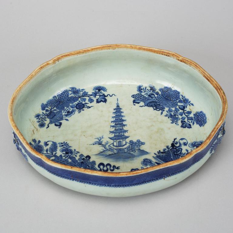 A blue and white tureen with cover, Qing dynasty, Qianlong (1736-95).