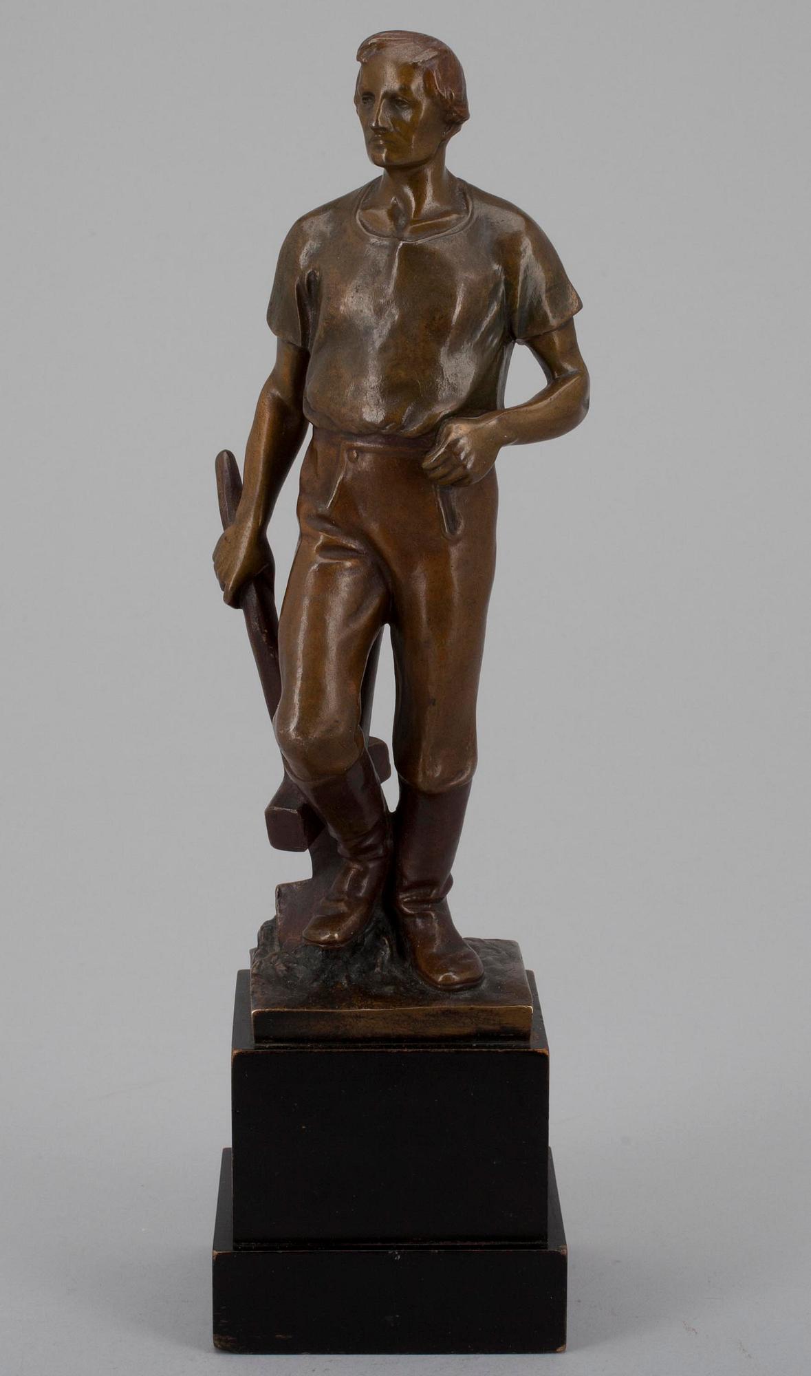 SKULPTUR, patinerad metall, signerad Müller, stämpelmärkt KKKE Wien, numrerad 136. 1900-talets första hälft.