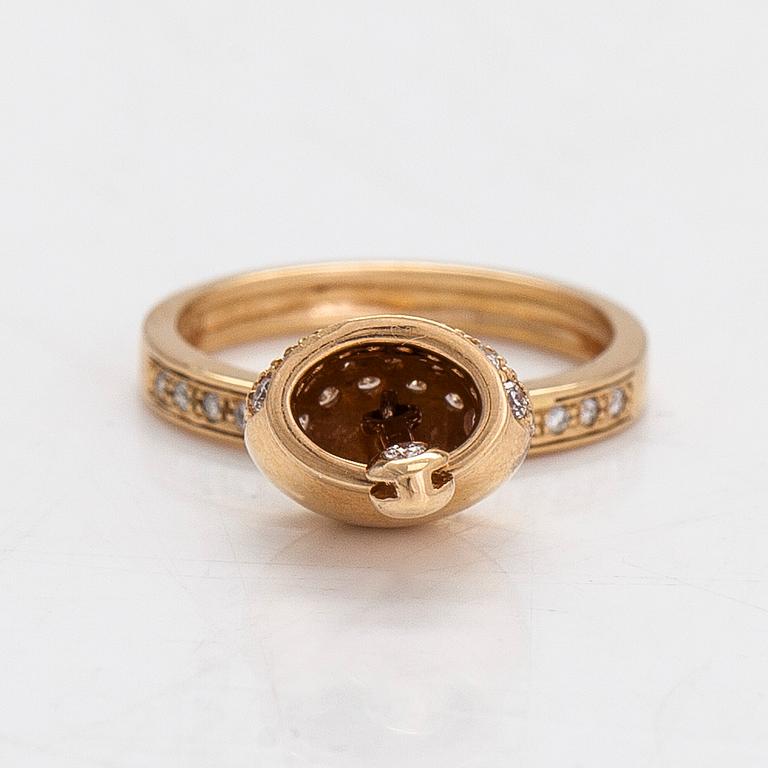 An 18K gold ring with ca. 0.30 ct of diamonds in total.