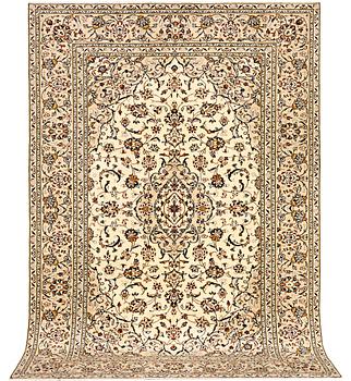 A Kashan carpet, a. 292 x 195 cm.