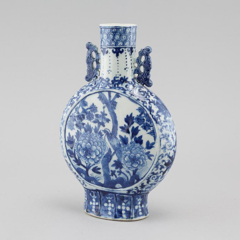 A porcelain moon flask from China, 19th century.