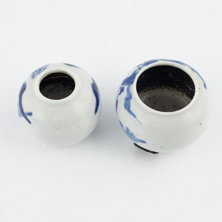 A group of 17 Chinese porcelain objects, China, late Qing/20th Century.