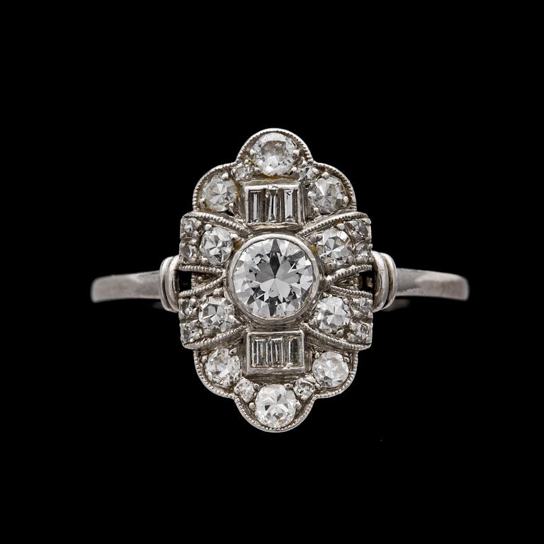 RING, platina med diamater, tot ca 0.65 ct, 1930-tal.