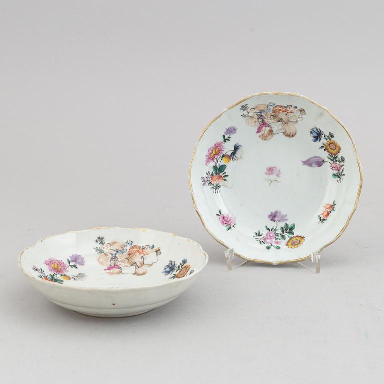 Four cups with six (4+2)dishes, Qing dynasty, 18th century.