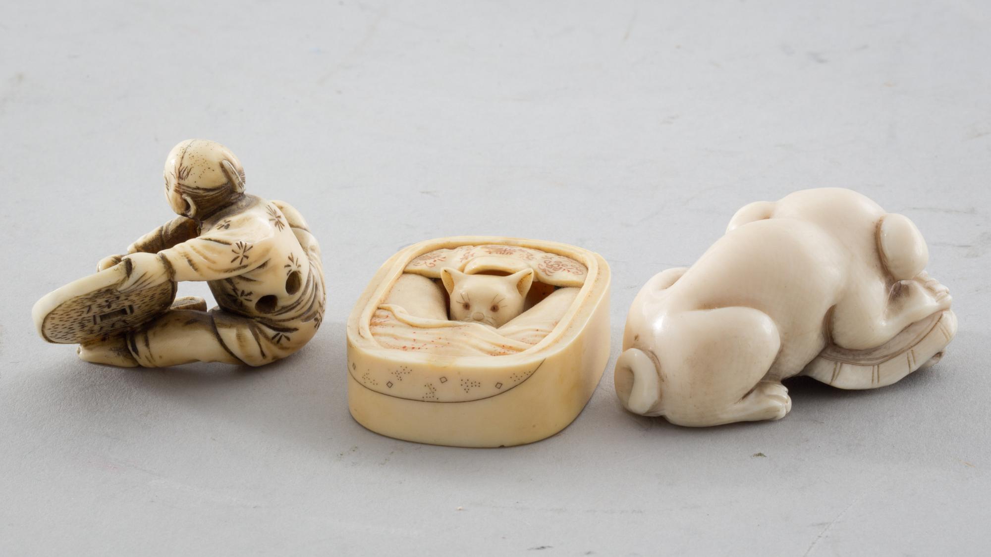 NETSUKES, 3 st, signerade. Japan, Meiji. Omkring 1900.