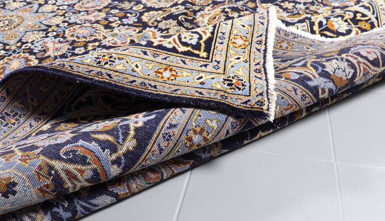A KESHAN RUG, 400 x 308 cm.
