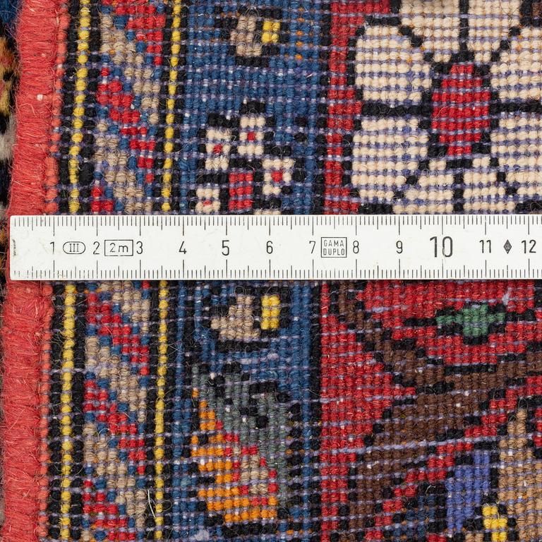 A Baktiari runner, c. 395 x 92 cm.