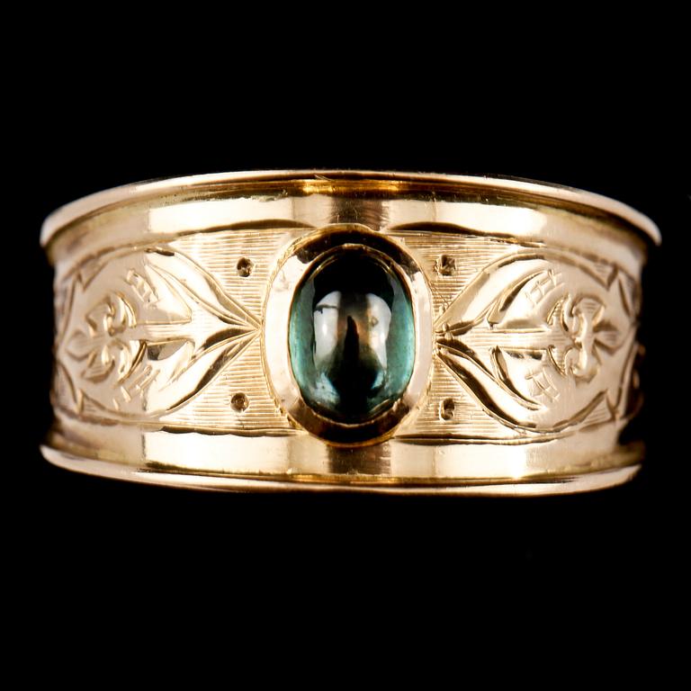 RINGAR, 2 st, 18k guld, omkring 1900. Vikt 14 g.