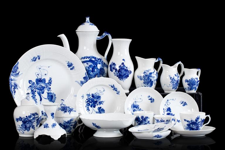 KAFFE- och MOCKASERVIS, 70 delar, porslin, "Blå Blomst", Royal Copenhagen.