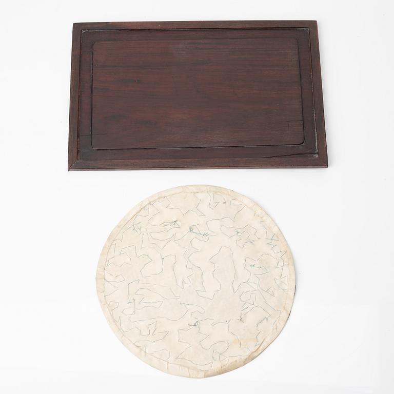 Broderi samt panel, hardwood. Qingdynastin, 1800-tal.