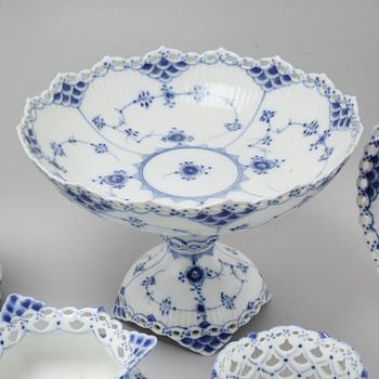 35 pieces of porcelain tableware from Royal Copenhagen, model "Musselmalet", 20th century.