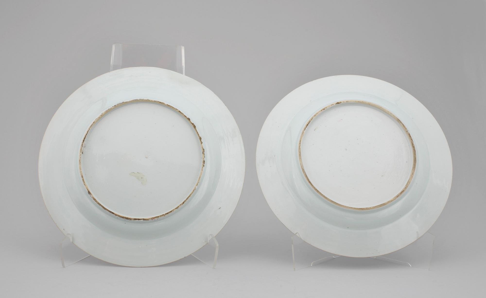 TALLRIKAR, 2 st, porslin, Qianlong, Kina. 1700-tal.