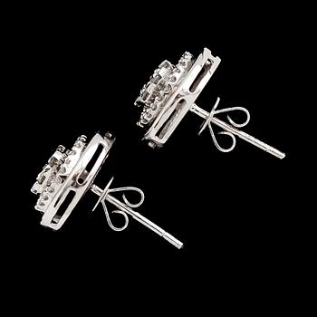 ÖRHÄNGEN, 1 par, 18 k vitguld, briljantslipade diamanter tot ca 0.43 ct.