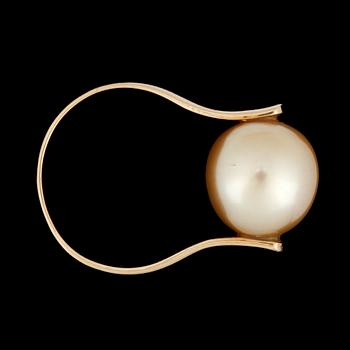 A cultured golden South sea pearl ring, 11,5 mm.