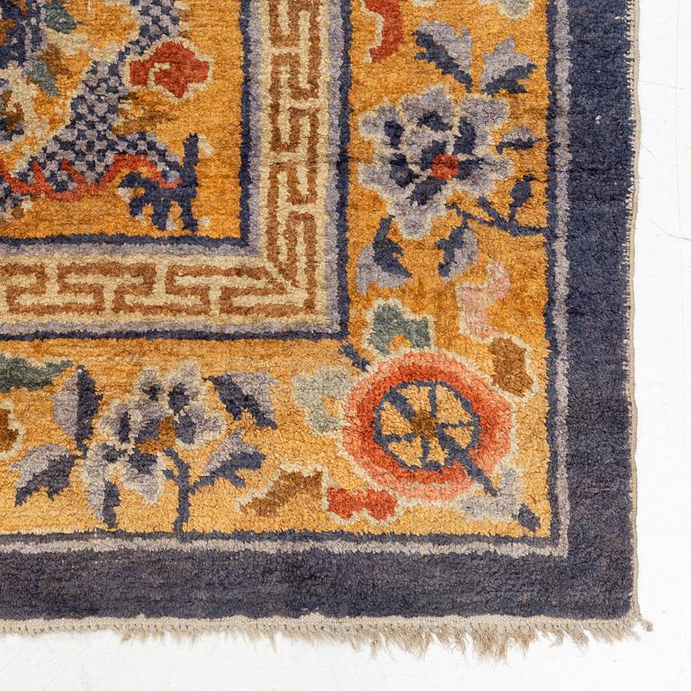 Palatsmatta, antik silke, Qingdynastin, omkring 1880. Mått ca 238 x 154,5 cm.