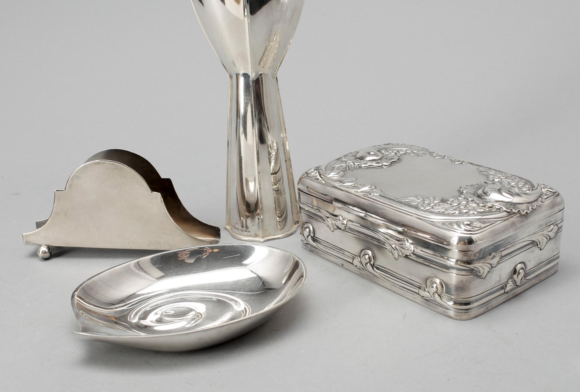 PARTI SILVER, 4 delar, Bl a Finland, 1963, samt England. tot vikt 748 gram (Vas med fylld fot).
