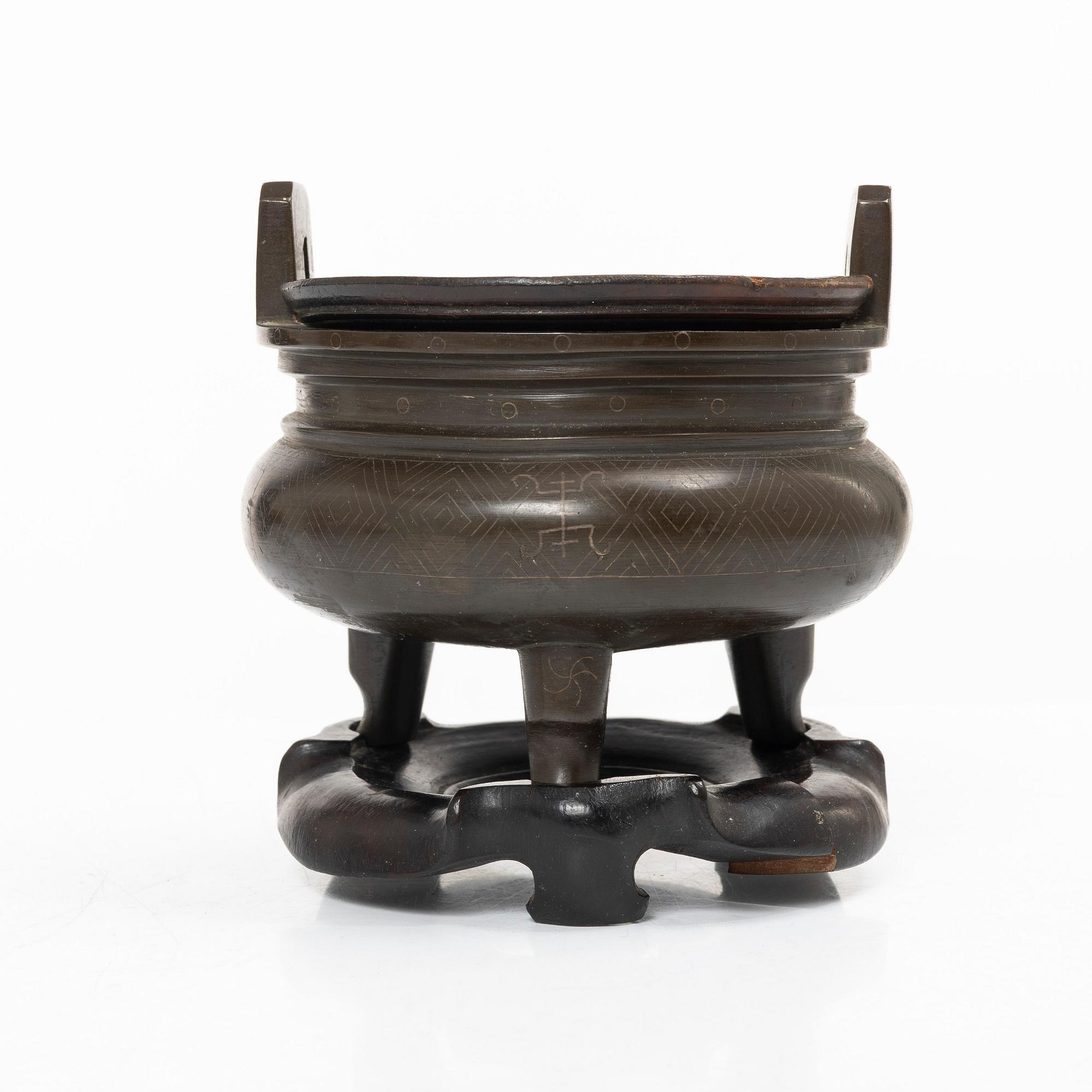 A tripod, Japan, early 20th century.