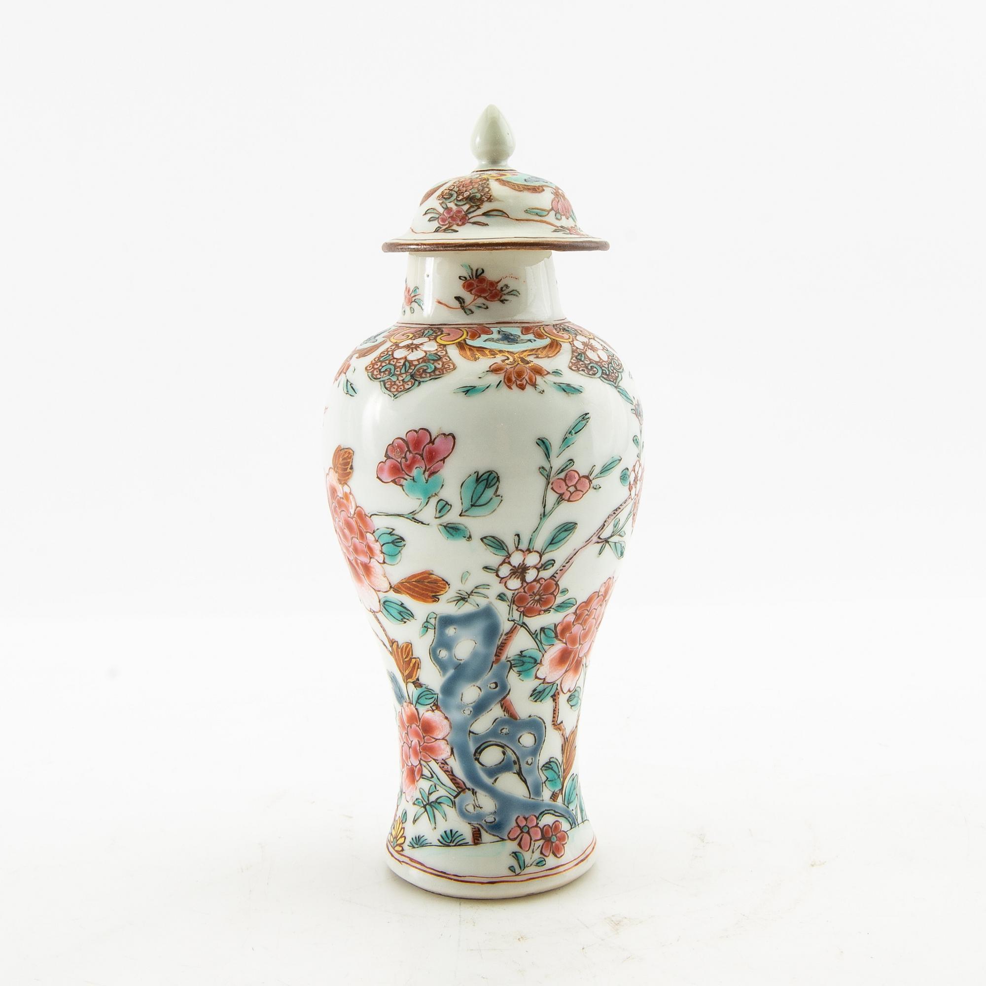Lock urn China Qianlong 18th century porcelain.