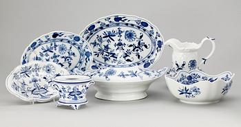 MATSERVIS, 88 delar, porslin,"lökmönstret",  Meissen.