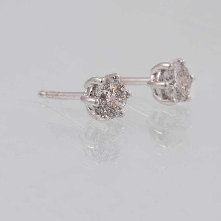 ÖRHÄNGEN, 18K vitguld med briljantslipade diamanter ca 0.90 ct. Vikt 1,7 gram.
