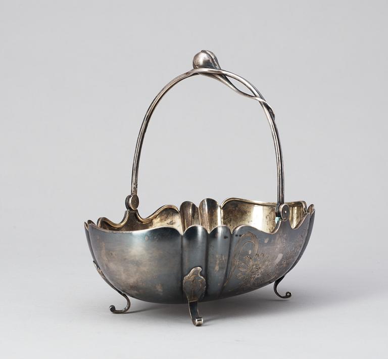 SKÅL med hänkel, silver. Icke identif stmplr, Moskva 1899-1908.