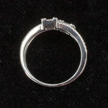 RING, vitguld 18K. Baguette- och briljantslipade diamanter tot. ca 0.52 ct. Paino 4,3 g.