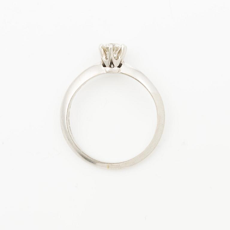 Tiffany & Co, ring, solitaire, platinum with a brilliant-cut diamond 0.41 ct. Marked Tiffany & Co. With certificate.