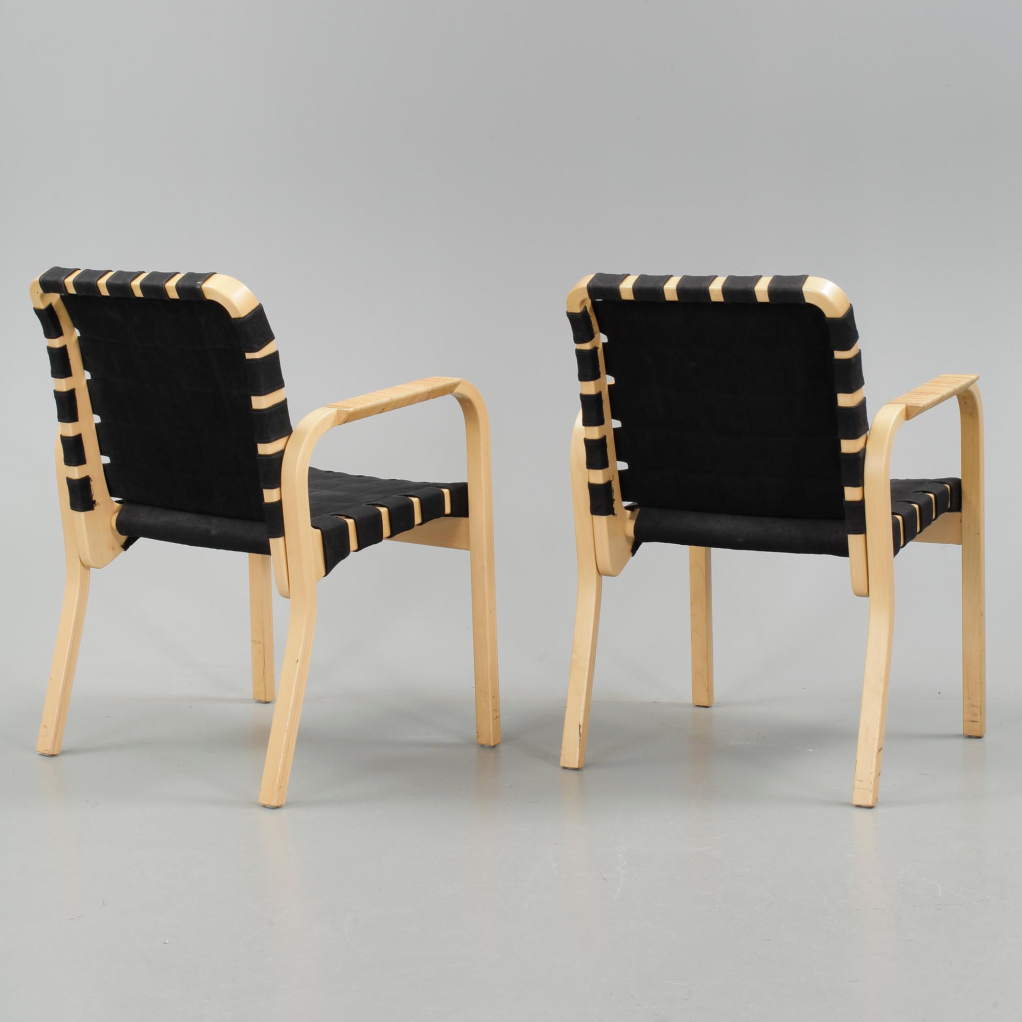 KARMSTOLAR, 2 st, modell 45, Alvar Aalto, Artek. Modellen formgiven 1947.