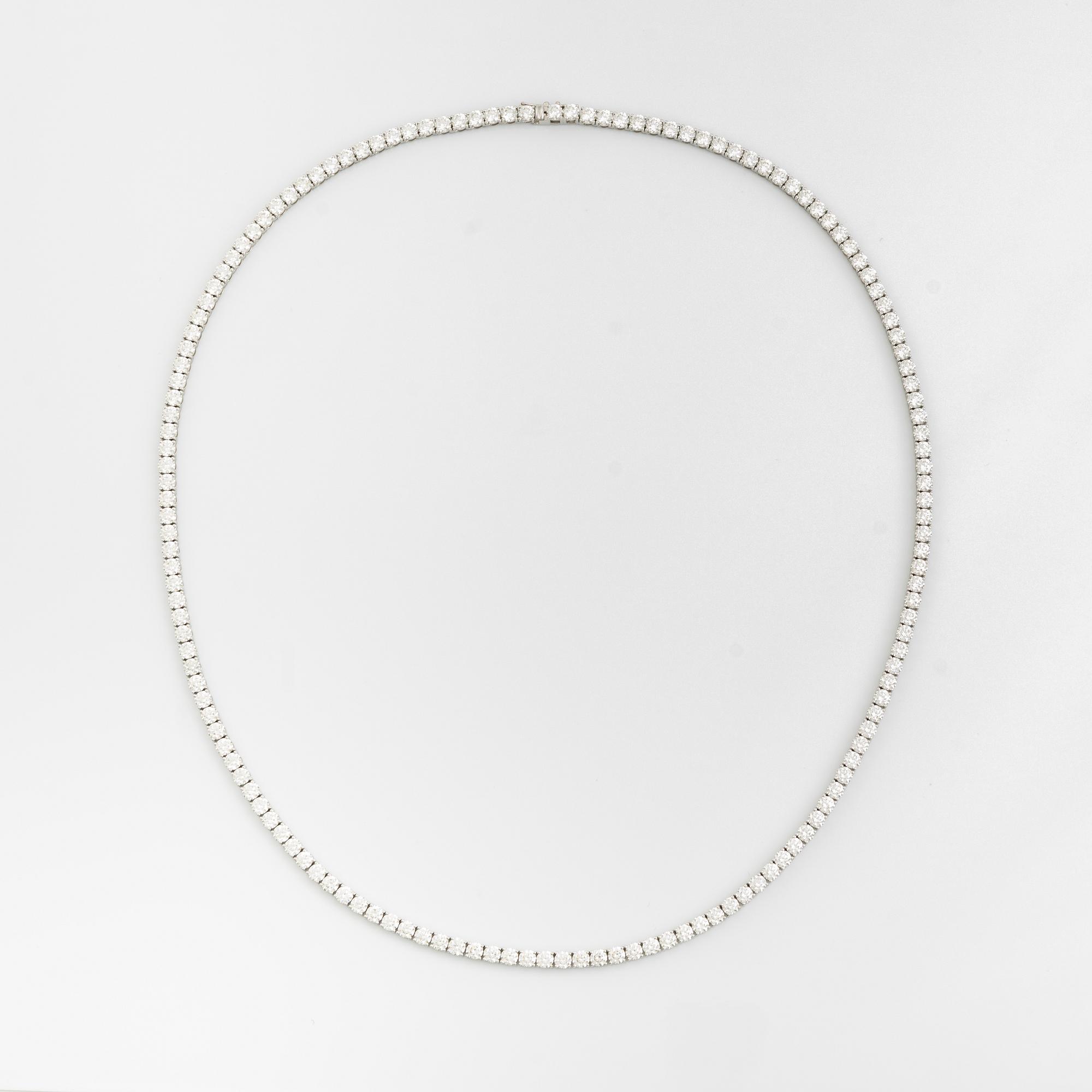 Collier rivière 18K vitguld med 148 runda briljantslipade diamanter.