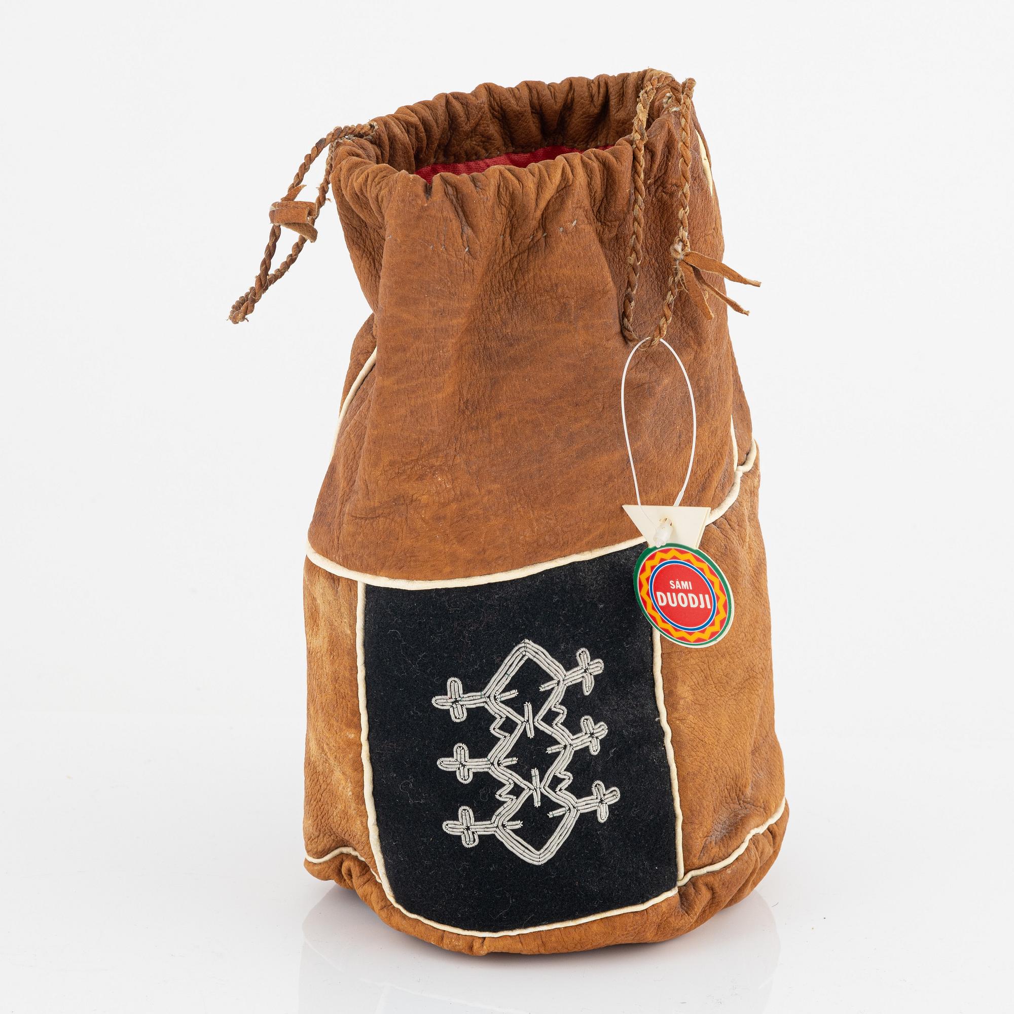 Samiska läderarbeten, 5 delar, 1900-talets andra hälft.