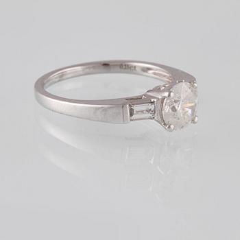 RING, 18K vitguld med briljantslipad diamant 1.14 ct samt 2 baguetteslipade diamanter 0.20 ct. Vikt 3,5 gram.