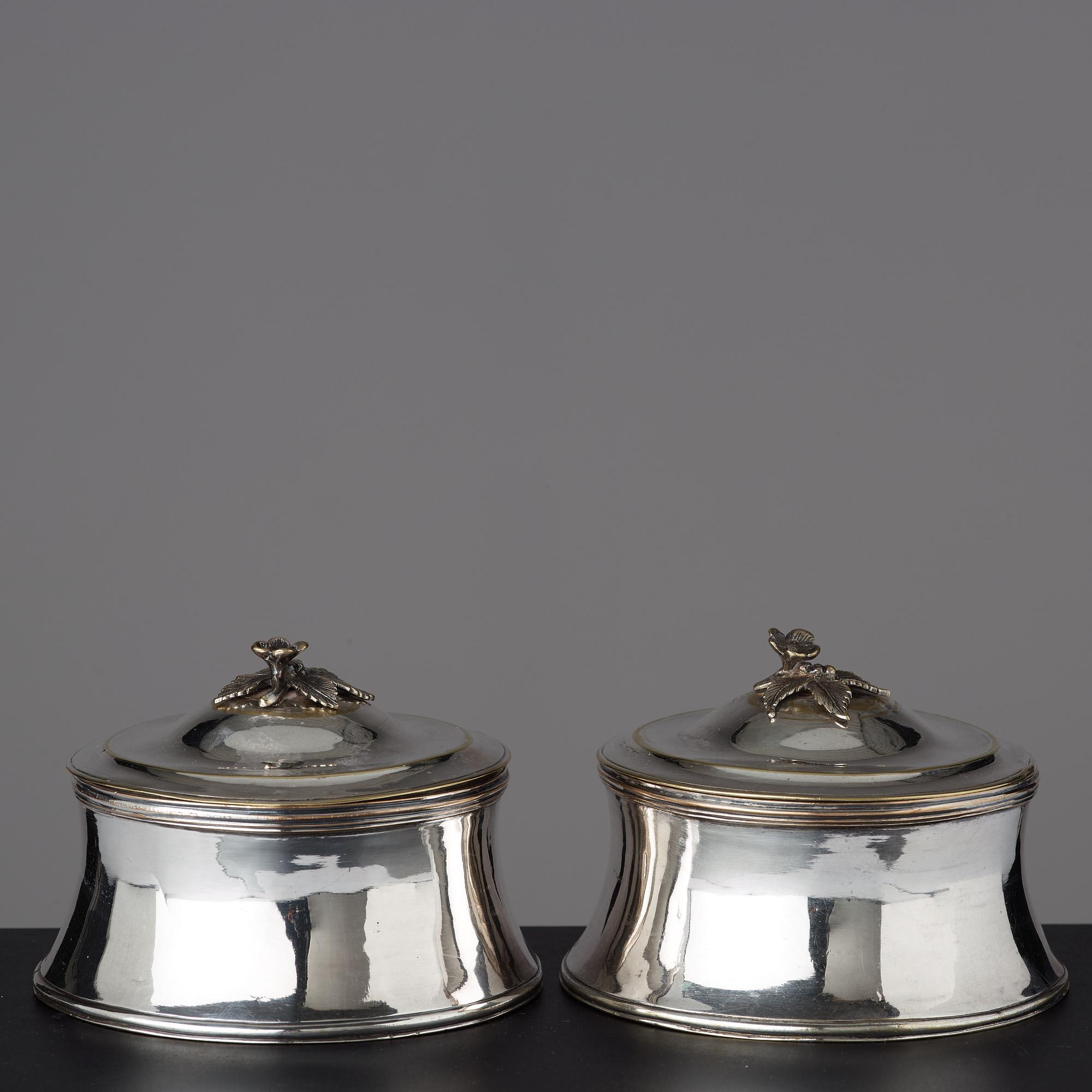 TOILETTEASKAR ett par, av Johan Gustaf Ahlgren (verksam i Stockholm 1771-99), gustavianska.