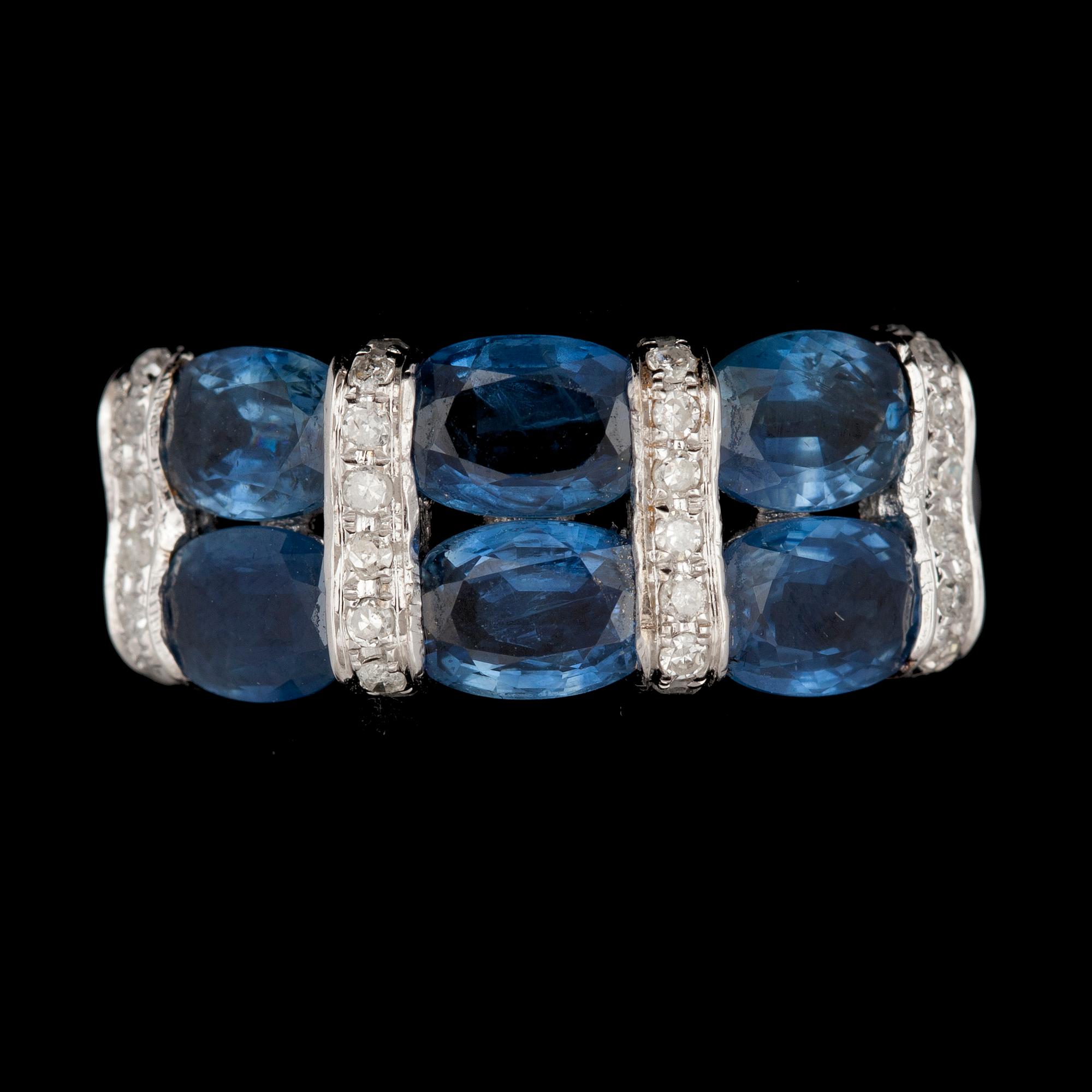 RING, 18K vitguld med 6 ovala blå safirer tot ca 2,45ct samt små briljantslipade diamanter. Vikt ca 4g.