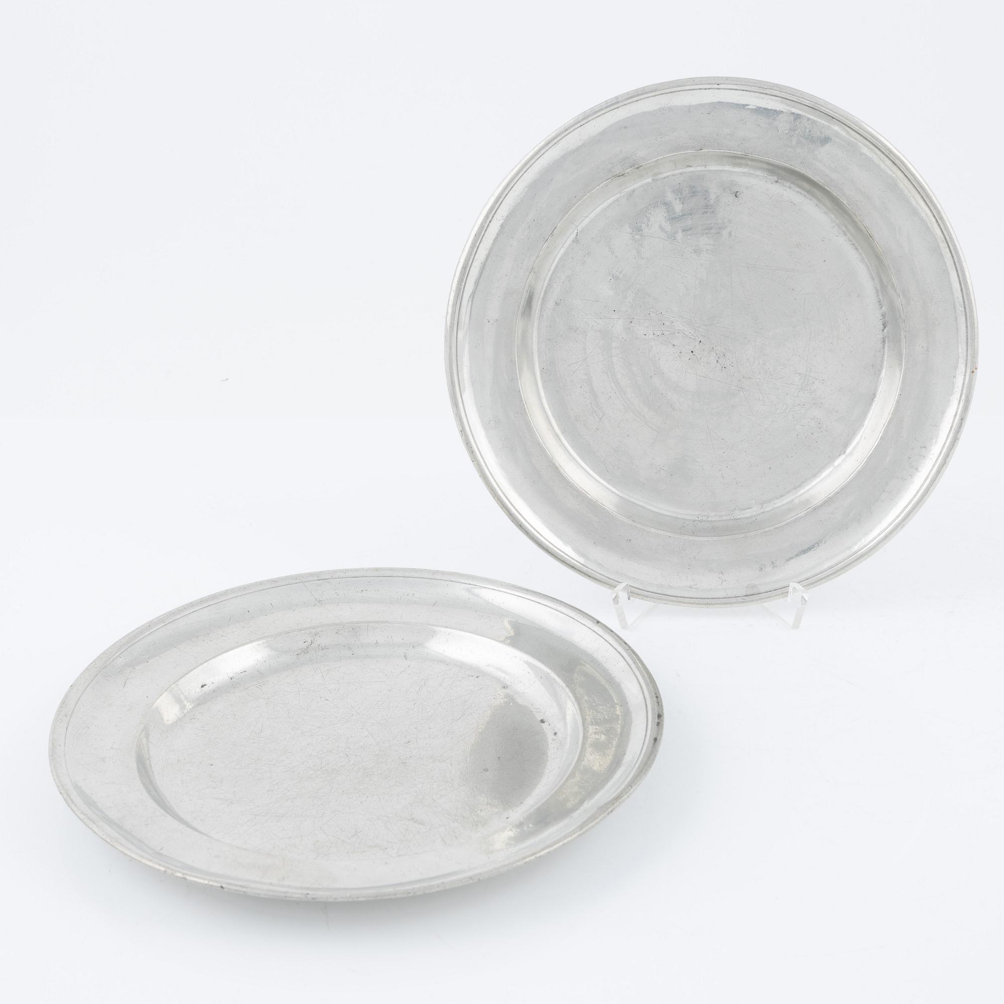 Fat, tallrikar 7 st, skålar 3 st, tenn, mestadels England, 17/1800-tal.