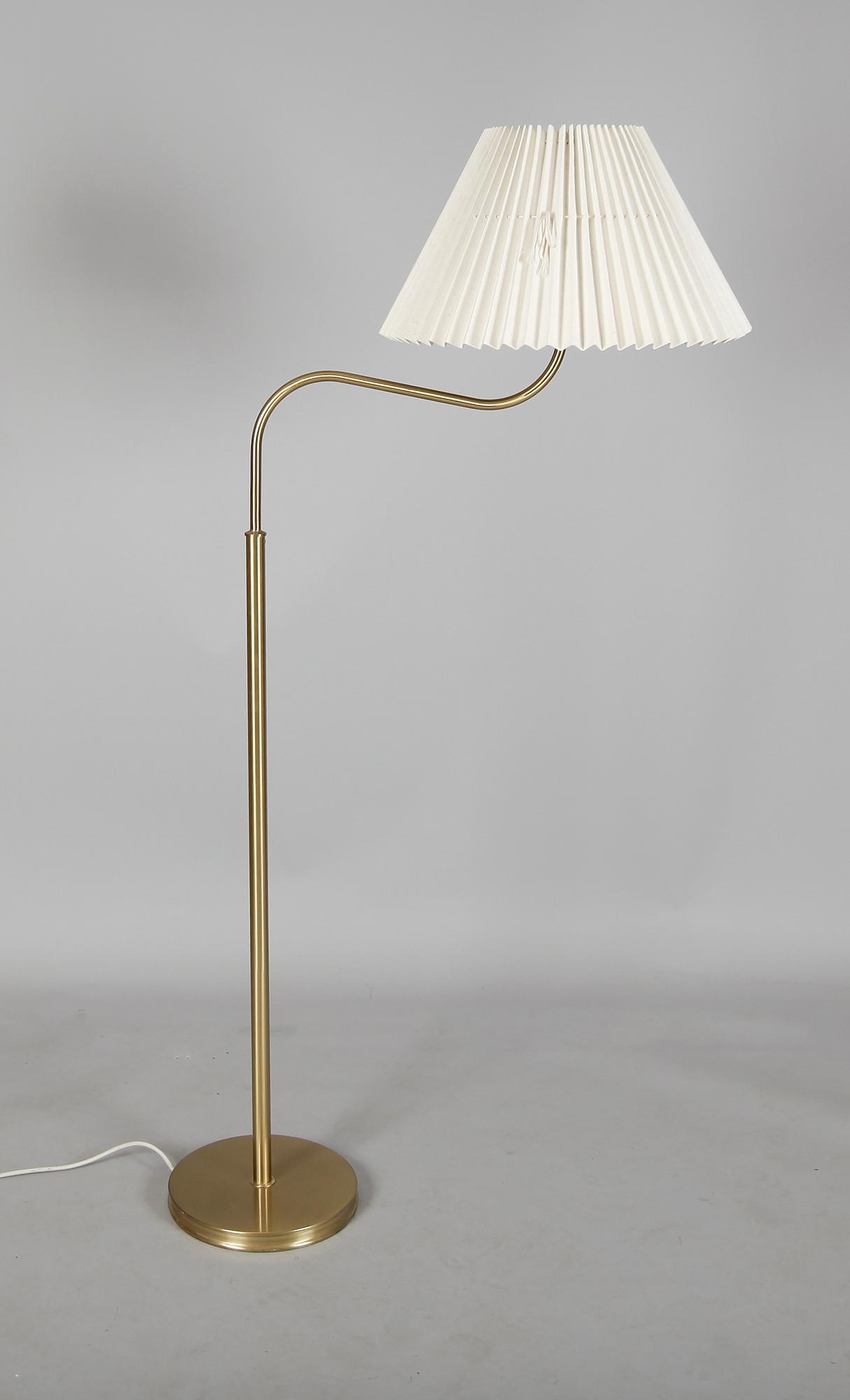 GOLVLAMPA, modell 2368/2148, "Stora Kamelen", Josef Frank, Firma Svenskt Tenn.