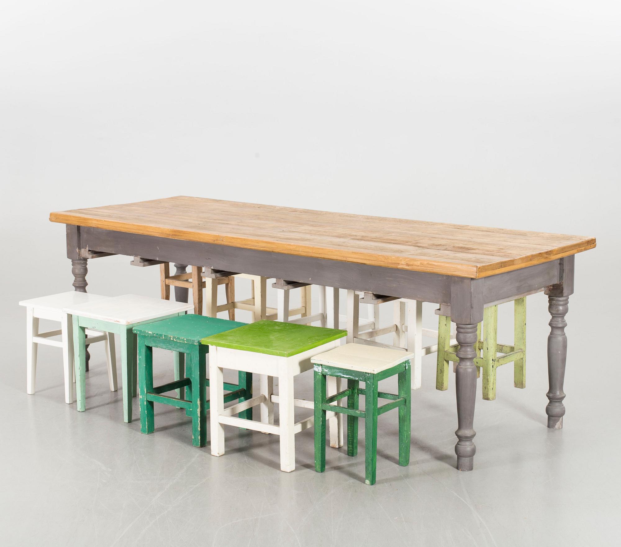 MATBORD med pallar, modern tillverkning.