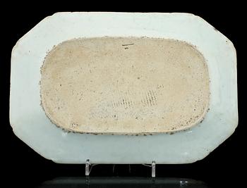 TALLRIKAR, 3 st, samt STEKFAT, porslin, Kina, 1700-tal.